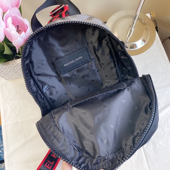 Michael Kors MENS Kent nylon Sling Pack - Picture 7 of 10